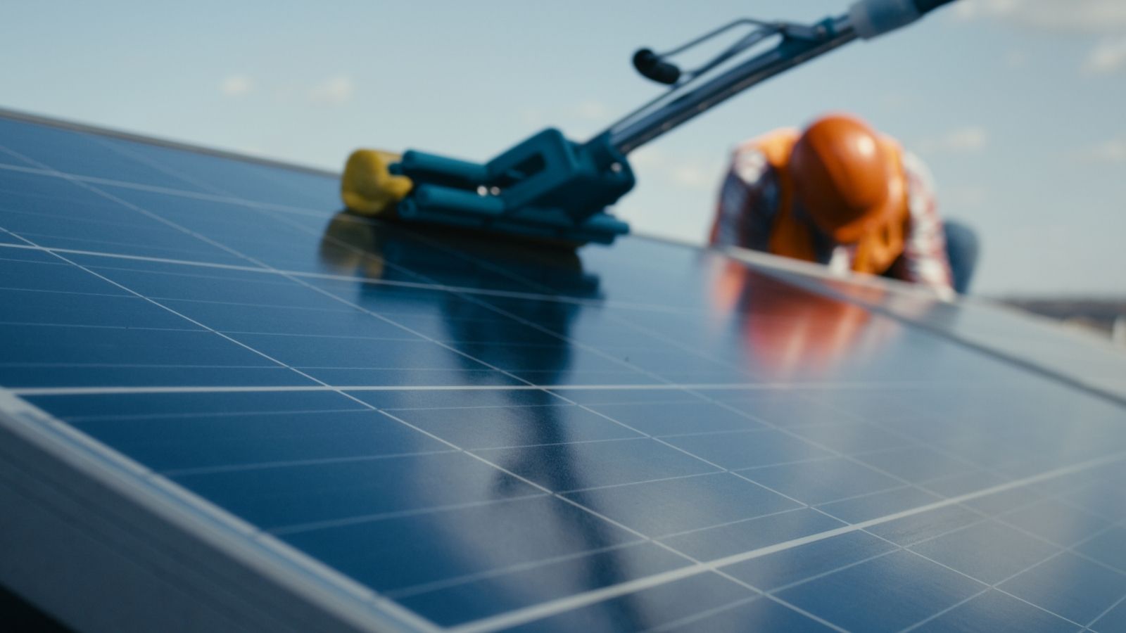 How to Clean and Maintain Solar Panels for Maximum Efficiency ?