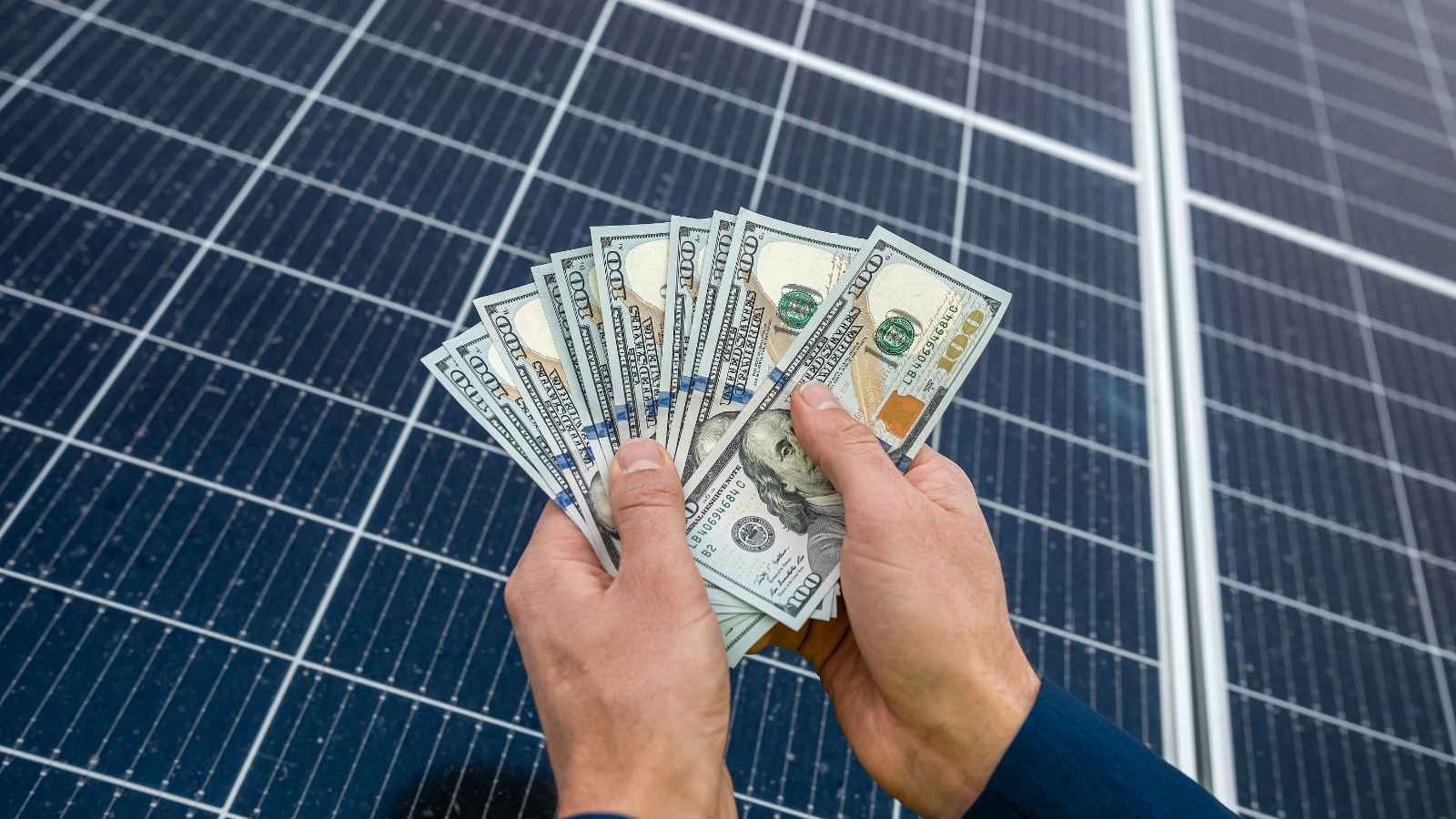 Solar Panel ROI Calculator: Estimate Your Savings in 2025