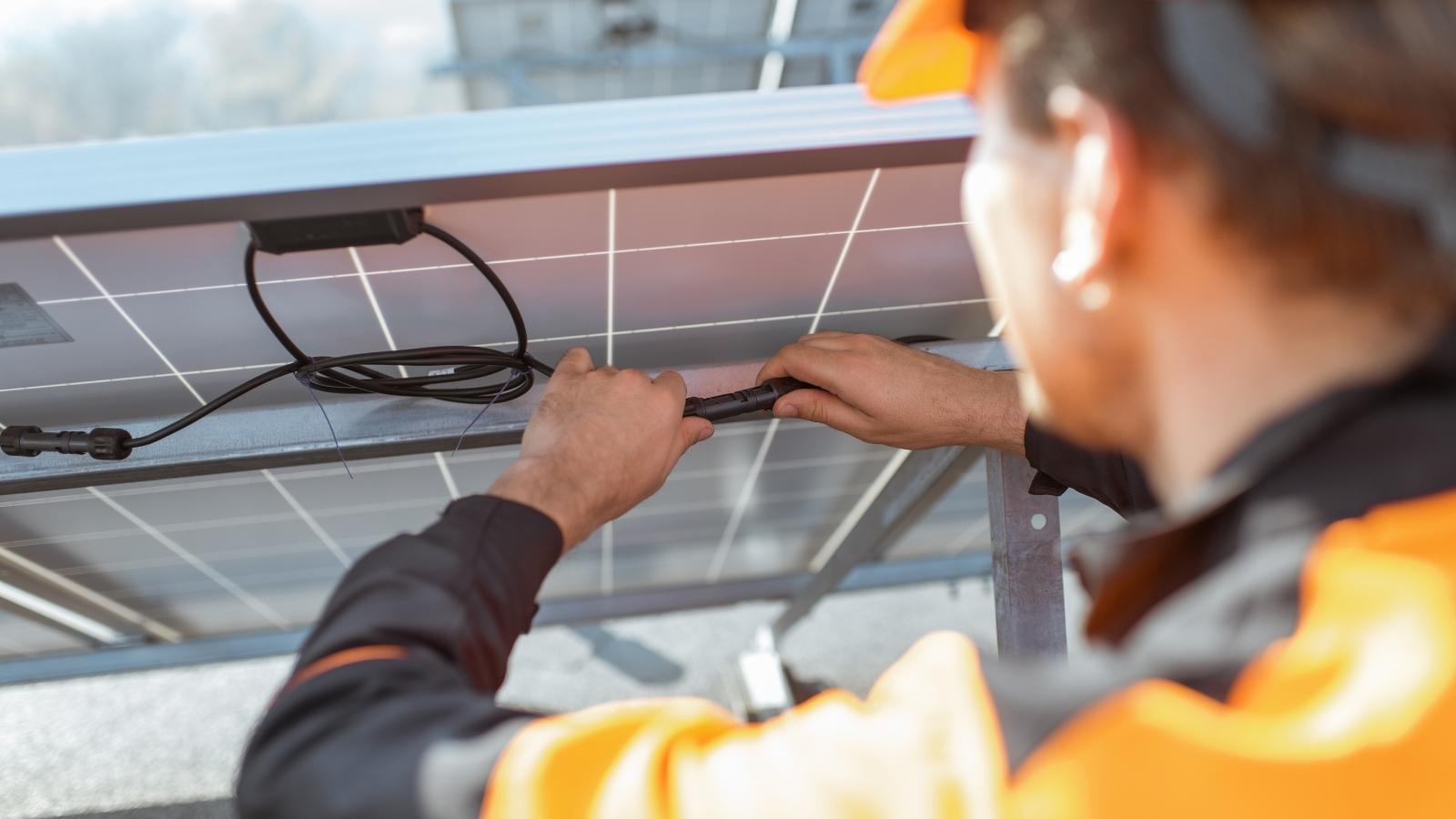 How to Connect Solar Panels to Home Appliances Safely?
